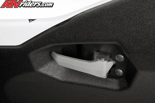 2016-yamaha-yxz-1000r-Blue_Detail_DoorHandle