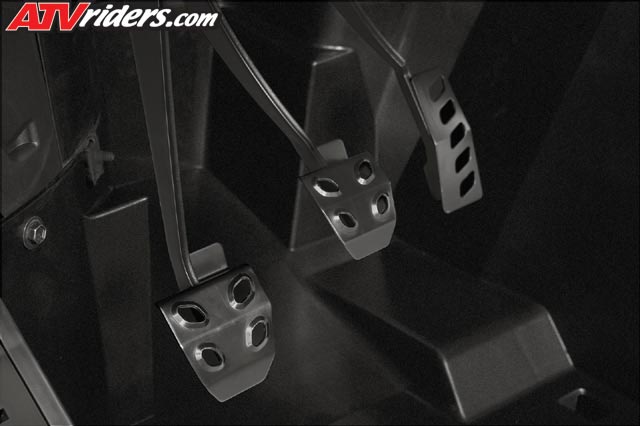 2016-yamaha-yxz-1000r-Orange_Detail_Pedals